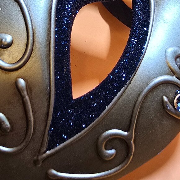 The Checkered Phantom Gold or Silver - Picture 6 of 12